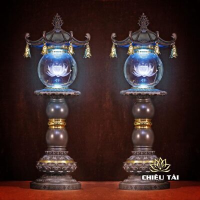 Alternative view of Đôi Đèn Ban Thờ Thần Tài "Liên Hoa Cổ Tự", Thân Hợp Kim Đồng, Cao 89cm